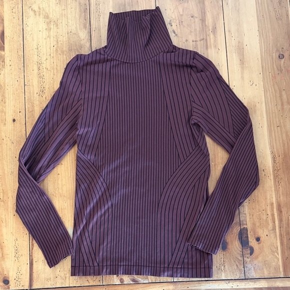 Athleta Flurry Endeavor Turtleneck shirt size S - Picture 3 of 13